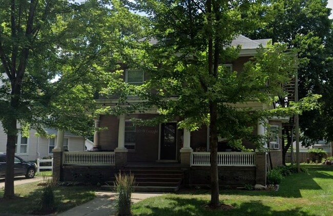 609 East Walnut Street, Unit 1 in Bloomington, IL - Foto de edificio - Building Photo