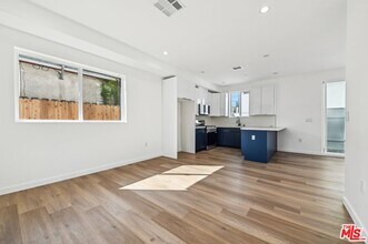 2921 Burnside Ave in Los Angeles, CA - Building Photo - Building Photo