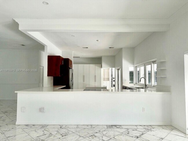 4934 NW 94th Doral Pl in Doral, FL - Foto de edificio - Building Photo