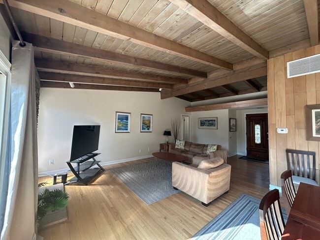 5835 Babbitt Ave in Encino, CA - Building Photo - Building Photo