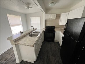 47 Cypress St in North Fort Myers, FL - Foto de edificio - Building Photo
