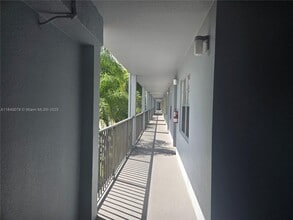 1201 SW 128th Terrace in Pembroke Pines, FL - Foto de edificio - Building Photo