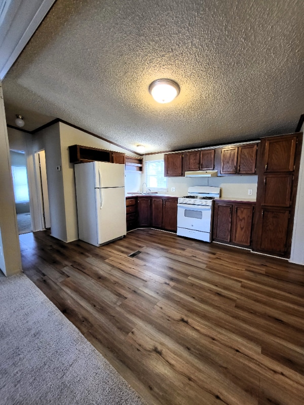 2500 Mann Rd in Village of Clarkston, MI - Foto de edificio - Building Photo