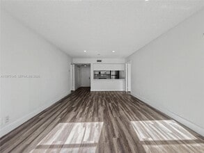 8120 Geneva Ct in Doral, FL - Building Photo - Building Photo