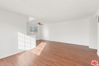 12325 Oxnard St in Los Angeles, CA - Building Photo - Building Photo