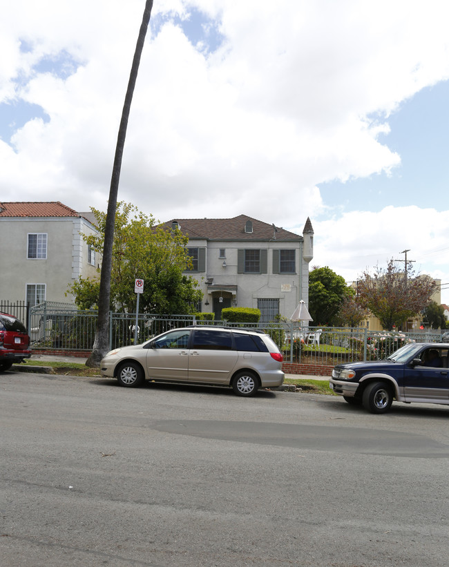 3053 San Marino St in Los Angeles, CA - Building Photo - Building Photo