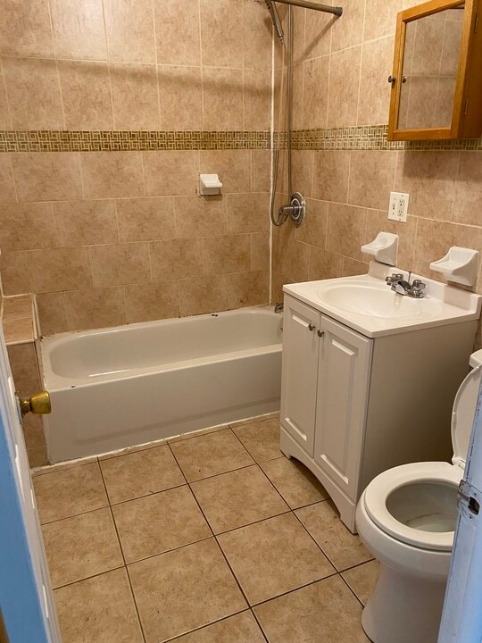 806 E 216th St, Unit 3 in Bronx, NY - Building Photo