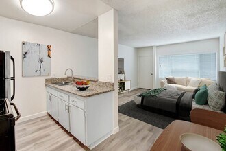 Mon Leon in Northridge, CA - Building Photo - Building Photo
