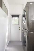 220 S Arnaz Dr in Beverly Hills, CA - Foto de edificio - Building Photo