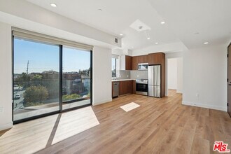 10431 Santa Monica Blvd in Los Angeles, CA - Building Photo - Building Photo