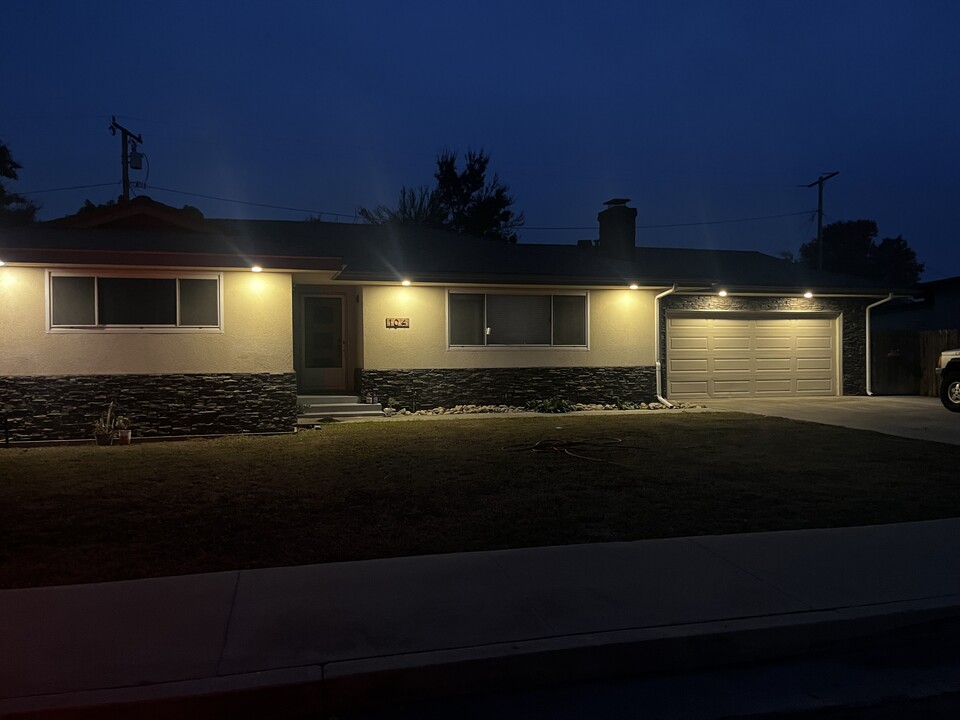 104 Bryant Ct in Exeter, CA - Building Photo