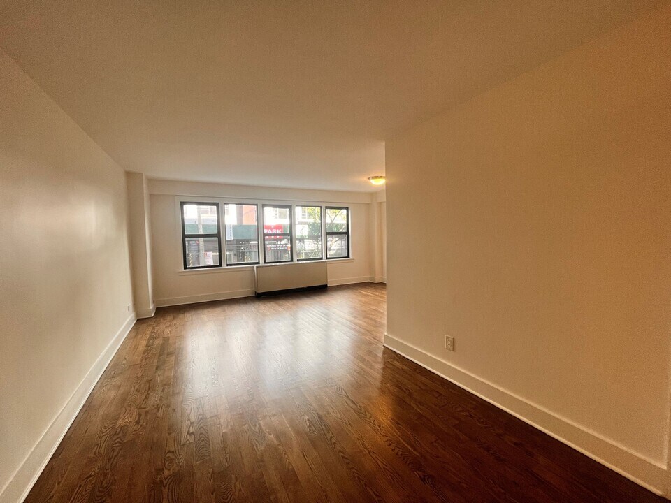 220 E 63rd St in New York, NY - Building Photo
