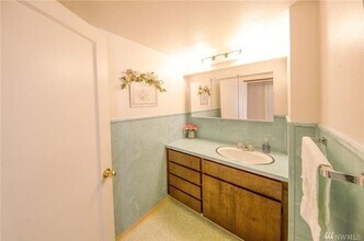 1024 SW 120th St in Seattle, WA - Building Photo - Building Photo