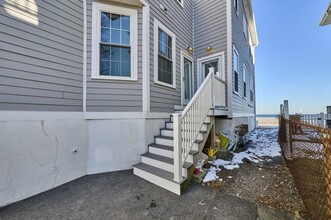 150 Winthrop Shore Dr, Unit #3 in Winthrop, MA - Foto de edificio - Building Photo