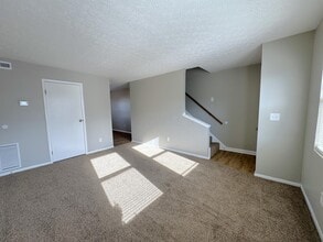 2596 Sawbury Blvd in Columbus, OH - Foto de edificio - Building Photo