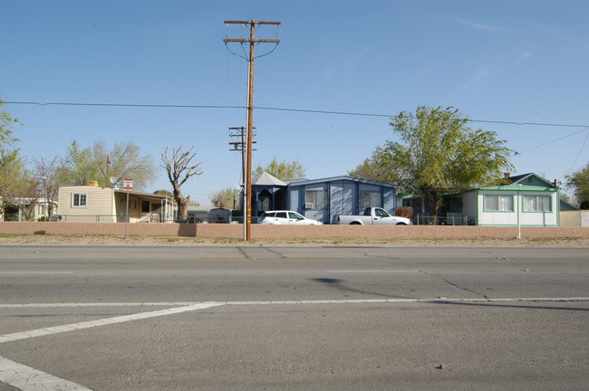 Western Skies in Lancaster, CA - Foto de edificio - Building Photo