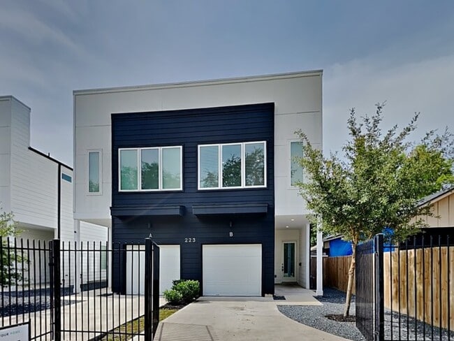 223 Oriole St