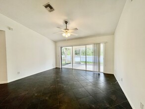 429 Hedgewood St in Lehigh Acres, FL - Foto de edificio - Building Photo