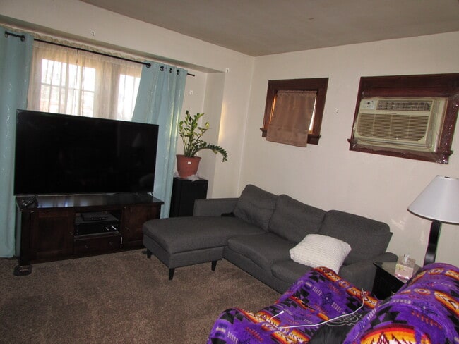 1233 S 87th St, Unit lower dulex in West Allis, WI - Building Photo - Building Photo