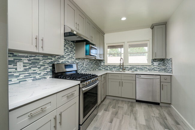 2104 E Florida St in Long Beach, CA - Building Photo - Building Photo