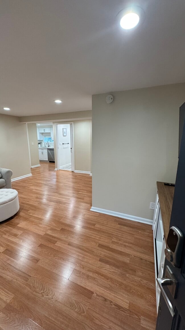 185 Lake Shore Dr, Unit Apt in Mahopac, NY - Building Photo - Building Photo