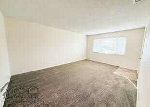 1034 N Ivy St in Escondido, CA - Foto de edificio - Building Photo