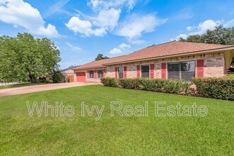 2121 Normal Park Dr in Huntsville, TX - Foto de edificio - Building Photo