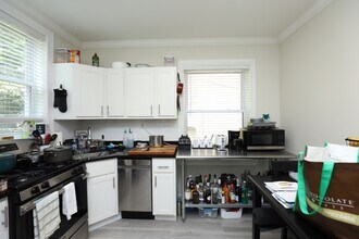 646 W Roscoe St, Unit N2 in Chicago, IL - Building Photo - Building Photo