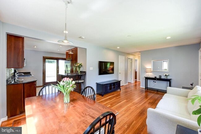 6429 Maplewood Dr in Falls Church, VA - Building Photo - Building Photo