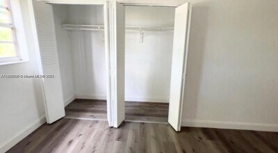 1305 W 53rd St, Unit 430 in Hialeah, FL - Building Photo - Building Photo