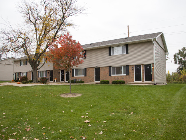 Colonial Village in Washington, IL - Foto de edificio - Building Photo