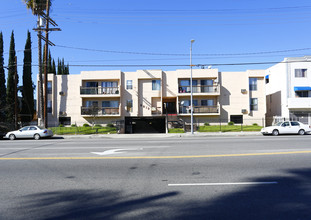 6819 Laurel Canyon Blvd in North Hollywood, CA - Foto de edificio - Building Photo