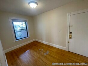 12 Dean Rd, Unit 3A in Brookline, MA - Building Photo - Building Photo