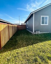 395 Costanza Ave in Umatilla, OR - Foto de edificio - Building Photo