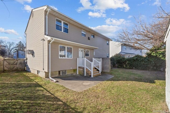 4 Quaker Ct in Babylon, NY - Building Photo - Building Photo