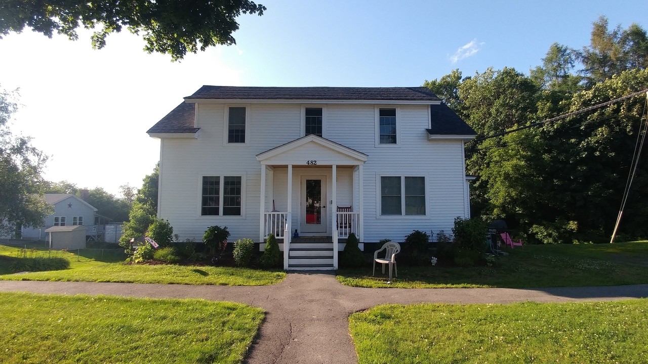 482 Essex St in Dover Foxcroft, ME - Building Photo