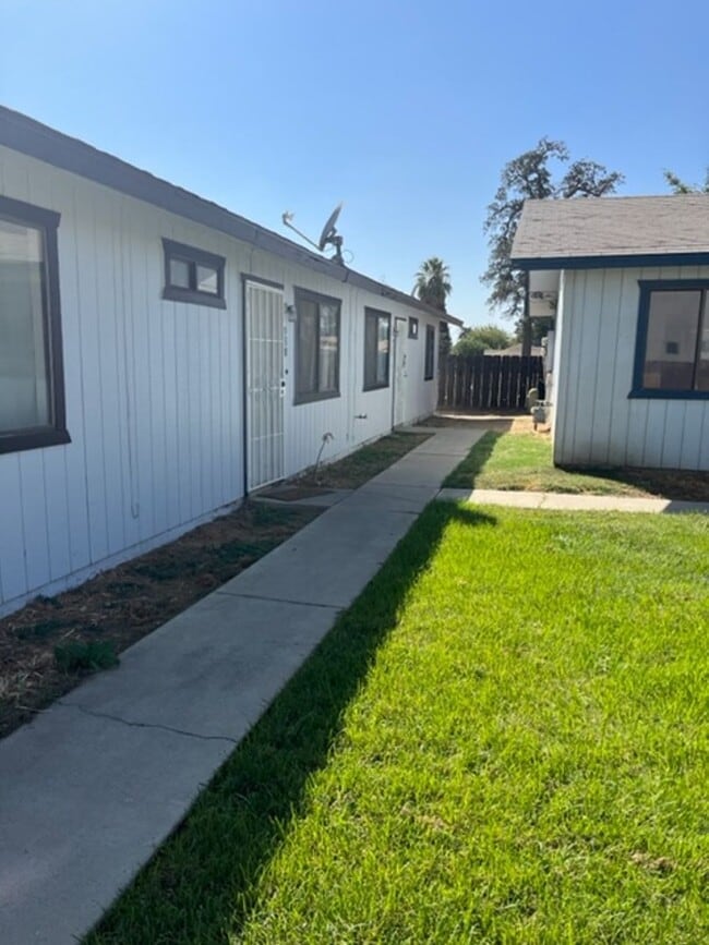 property at 932 W 7th St