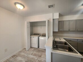 4900 Spring Lake Dr in Charlotte, NC - Building Photo - Building Photo