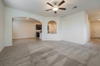 8414 Bermuda Blue Rd in Mont Belvieu, TX - Foto de edificio - Building Photo