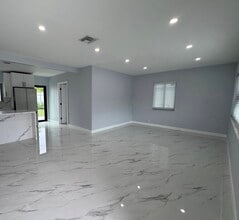 16440 NE 10th Ave in North Miami Beach, FL - Building Photo - Building Photo