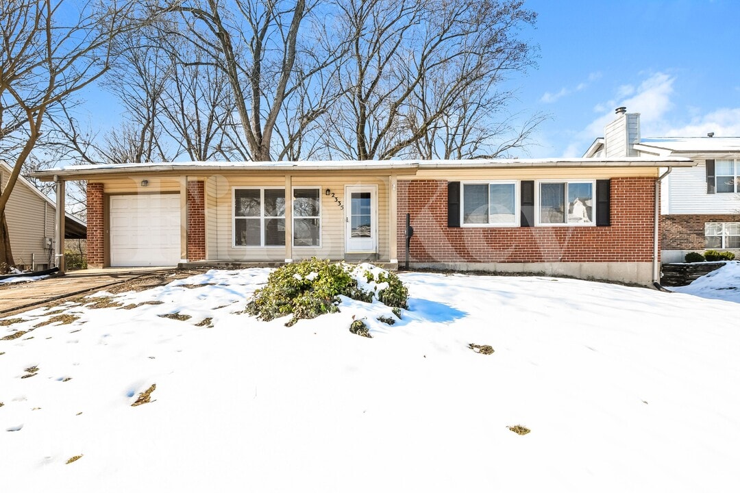 2335 Bramble Ln in Florissant, MO - Building Photo