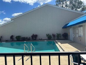 5395 Vineland Rd in Orlando, FL - Building Photo - Building Photo