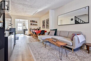 20 Uxbridge Ave in Toronto, ON - Building Photo