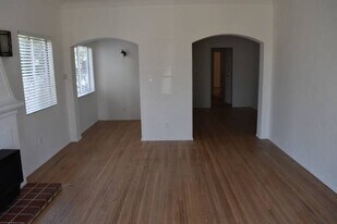 80 Granada Ave in Long Beach, CA - Building Photo