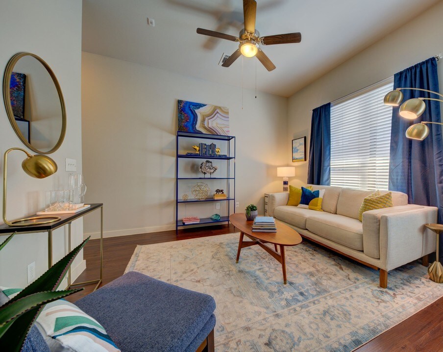 River House in San Antonio, TX - Building Photo