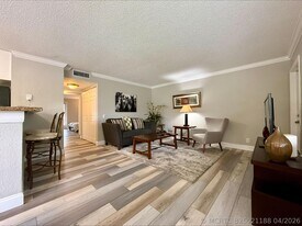 711 Forest Club Dr in Wellington, FL - Building Photo