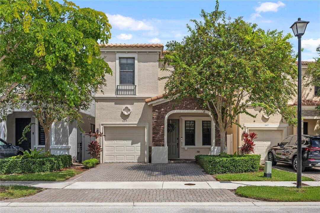 639 NE 193rd St in Miami, FL - Building Photo