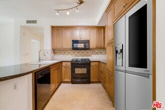 13044 Pacific Promenade in Los Angeles, CA - Building Photo - Building Photo