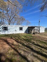 1241 W Georgia Rd in Woodruff, SC - Building Photo