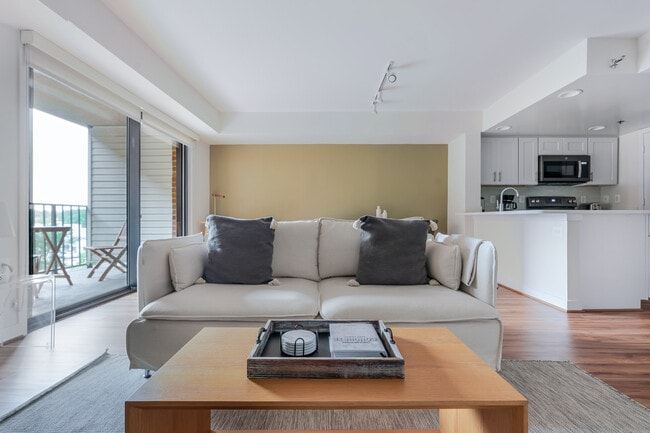 2500 Clarendon Blvd in Arlington, VA - Building Photo - Building Photo